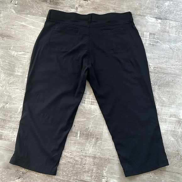 Khombu Lightweight Capri - Picture 2 of 11